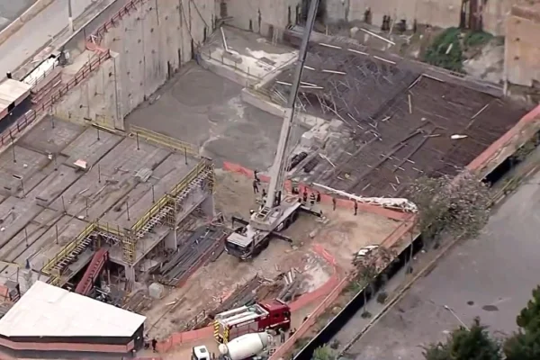 Imagem mostra desabamento em construção - Metrópoles