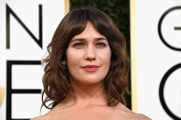 Lola Kirke quebra padrões e deixa axilas peludas no Globo de Ouro