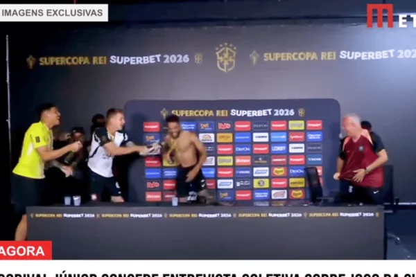 Dorival Júnior tomando banho de gelo