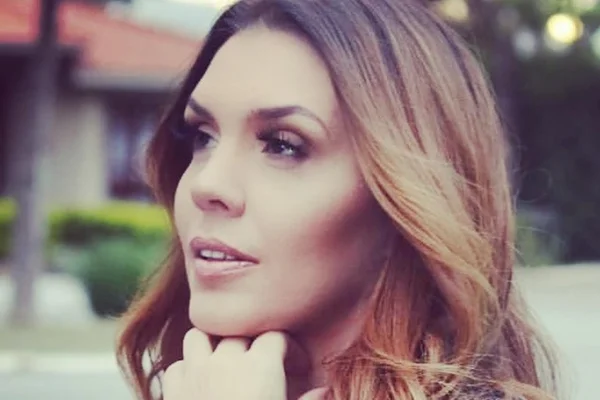 Simony desabafa sobre perda de cabelos: “Triste ver caindo”