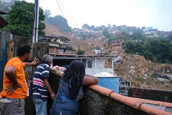 Moradores observam estragos da chuva em Petropolis RJ