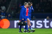 Jogador deixou o gramado do Parque dos Príncipes lesionado durante vitória do PSG por 4 x 2 sobre o Barcelona.