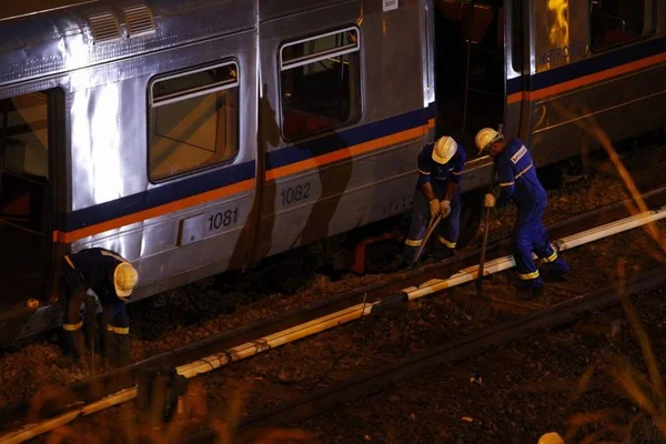 Veja vídeo do momento em que vagão do Metrô é içado por guindaste