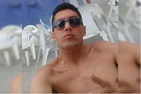 homem de óculos escuros e sem camisa