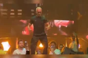 Senador Romário dança sobre palco de festa nos EUA após jogo do Brasil Senador Romário dança sobre palco de festa nos EUA após jogo do Brasil