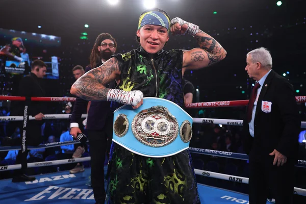 Foto colorida de Bia Ferreira, com o cinturão da IBF - Metrópoles