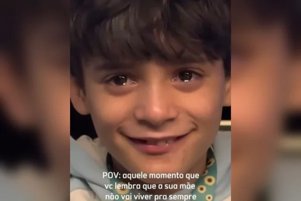 Imagem colorida de um menininho com os olhos cheios de lágrimas - Metrópoles