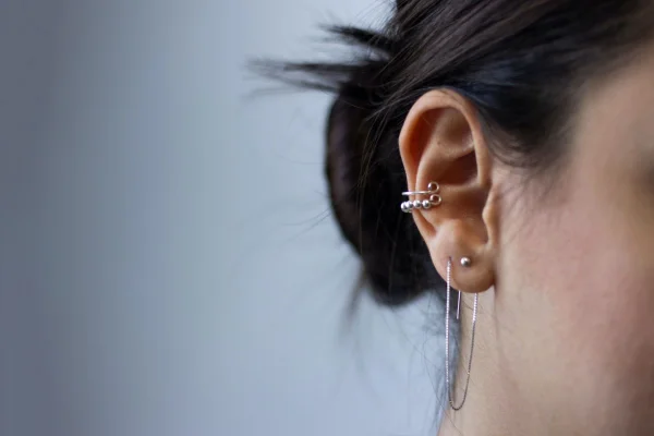 mulher com piercing