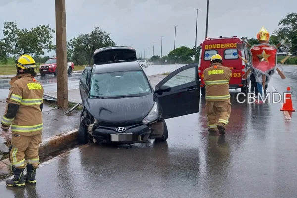 Acidente de carro perto da Ponte JK deixa duas pistas bloqueadas
