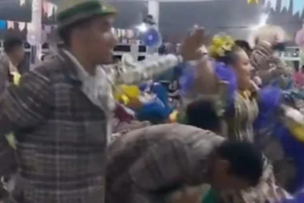 Foto colorida do momento em que começa o tiroteio em uma festa julina do Exército em Minas Gerais - Metrópoles