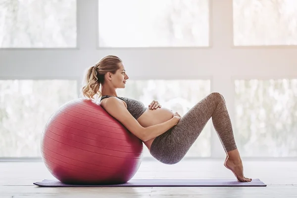 Quanto tempo devo esperar para voltar aos exercícios após o parto?