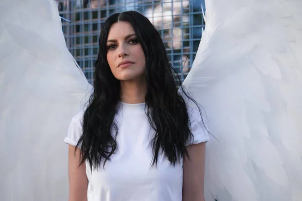 Foto colorida de Laura Pausini - Metrópoles
