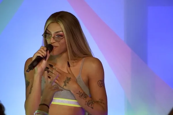 Pabllo Vittar dá beijo em participante do De Férias com o Ex