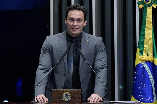 Senador debocha de Joice e diz que agressão foi por traição ou droga