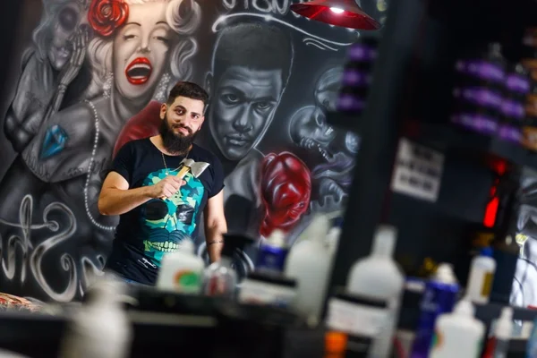 Refugiado sírio que corta cabelo com machado inaugura salão no DF