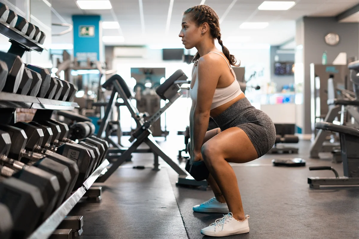Agachamento é o melhor exercício para tonificar glúteos, revela especialista