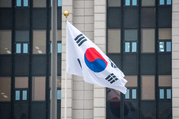 Foto colorida de bandeira da Coreia do Sul hasteada