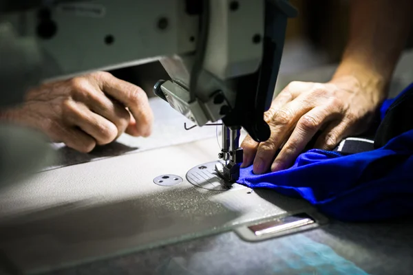 Saiba quanto custa fazer a barra de uma calça jeans no DF