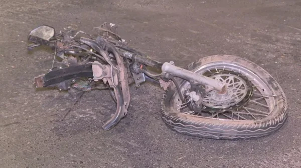 Moto destroçada após ser atingida por veículo no DF - Metrópoles