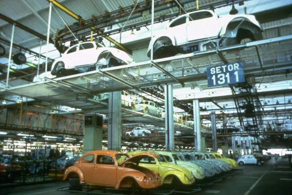 imagem colorida linha de producao de fuscas em 1993