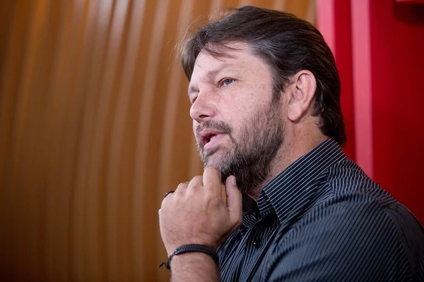 Em entrevista, Joe Valle indica: está mais a Frejat que a Rollemberg
