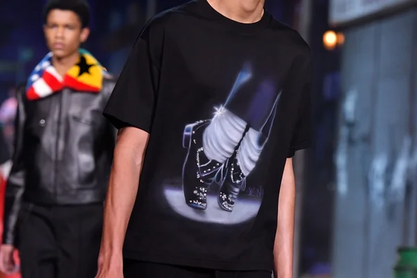 Louis Vuitton suspende produção de peças que remetem a Michael Jackson