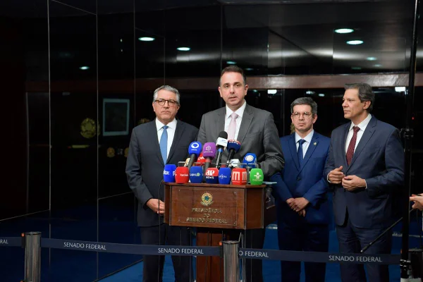 imagem colorida mostra alexandre padilha, rodrigo pacheco, randolfe rodrigues e fernando haddad - Metrópoles