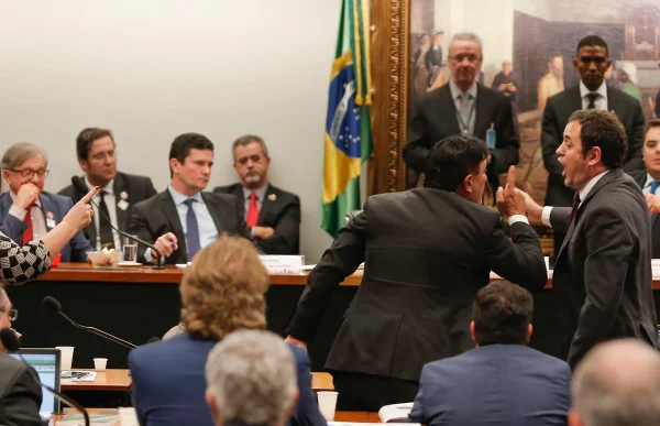 Chamado de “juiz ladrão”, Moro abandona CCJ e sessão é encerrada
