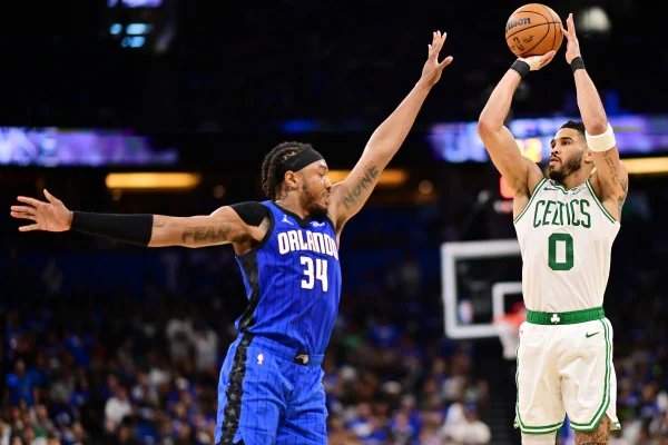 Imagem colorida de Jayson Tatum marcando ponto - Metrópoles