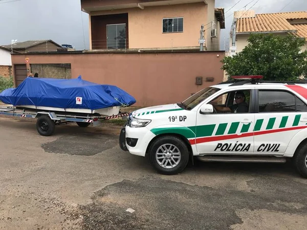 Lancha furtada no DF e anunciada na internet é achada em Goiânia