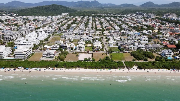 Quanto custa um dia em Jurerê, praia mais badalada de Florianópolis