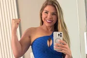 Verônica Costa faz selfie de look azul