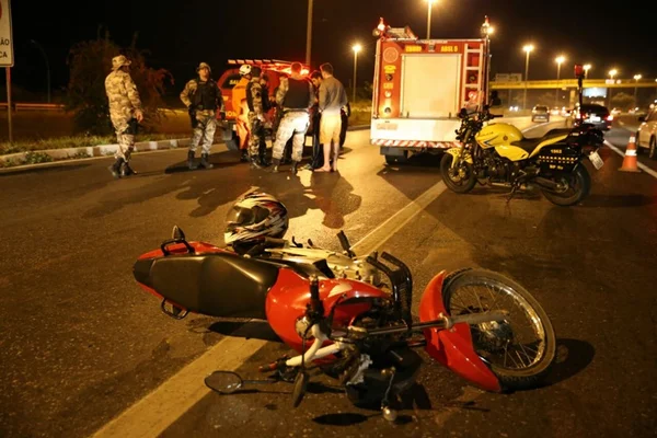 Acidente com três carros e moto deixa motociclista ferido na EPNB