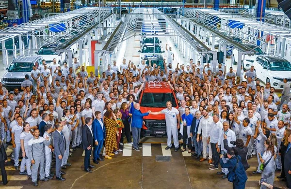 Lula em fábrica de carros