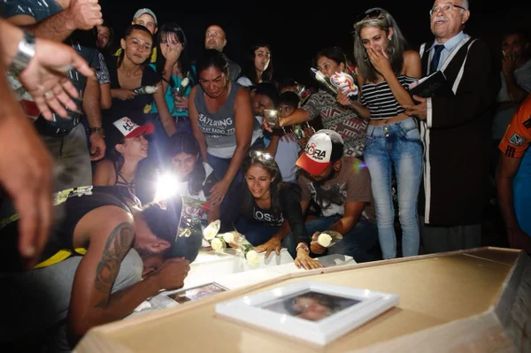 Enterro de mulher e de filhos assassinados comove Águas Lindas