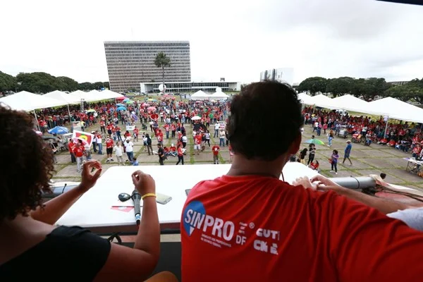 Após acordo, distritais aprovam reajuste de gratificações para professores do DF