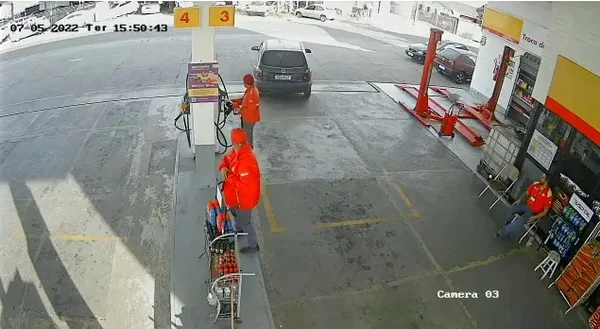 Vídeo: adolescente em carro roubado morre após confronto com polícia