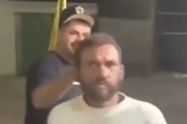 Vídeo: jovens colocam fogo na cabeça de homem em situação de rua