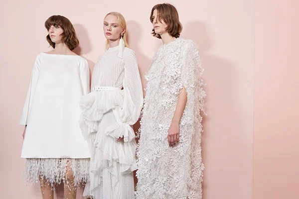 Modelos com vestidos de noiva