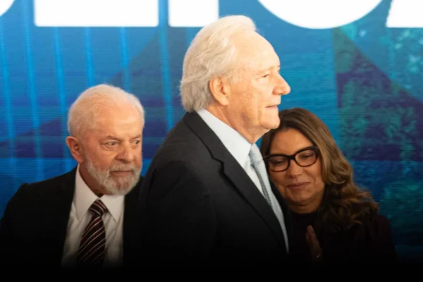 Imagem colorida do Presidente Lula, nono ministro da Justiça Lewandowski, e primeira-dama Janja