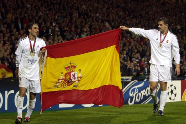 Foto colorida de Raúl e Morientes, ex-estrelas do Real Madrid - Metrópoles