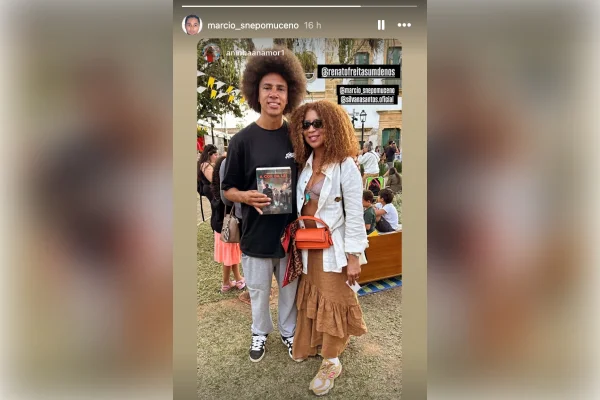 Renato Freitas com o último livro de Marcinho VP, em Paraty (RJ)