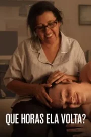 <b>Que Horas Ela Volta (2015):</b> Após deixar a filha no interior e passar 13 anos como babá em São Paulo, Val tem estabilidade financeira mas convive com a culpa por não ter criado sua filha, Jéssica. Um telefonema lhe abre uma segunda chance <b>Que Horas Ela Volta (2015):</b> Após deixar a filha no interior e passar 13 anos como babá em São Paulo, Val tem estabilidade financeira mas convive com a culpa por não ter criado sua filha, Jéssica. Um telefonema lhe abre uma segunda chance