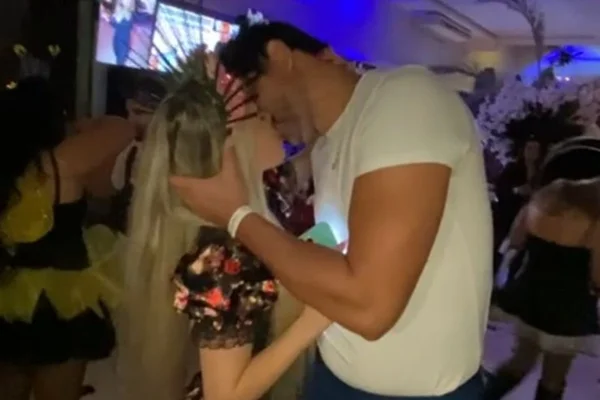 Ex-marido de Nicole Bahls fica com tiktoker durante festa. Veja vídeo