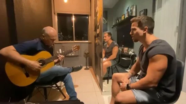 Pai toca violão com filho em último post de empresário morto no Leblon