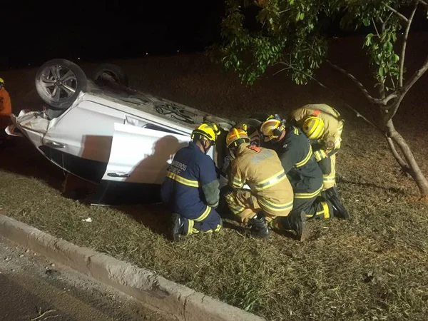 Capotamento deixa duas faixas interditadas na Avenida das Nações