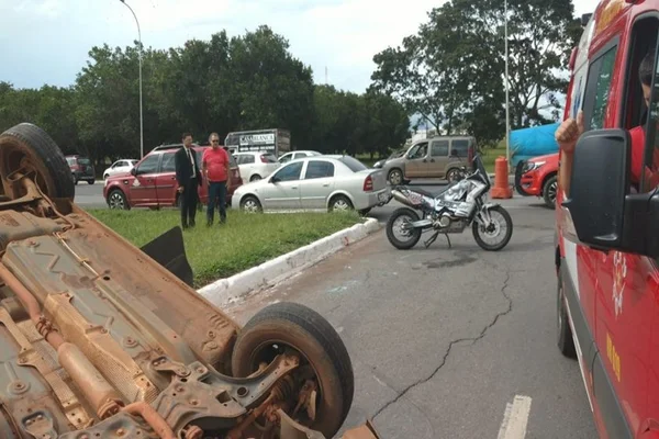 Colisão entre carro e moto deixa dois feridos no Eixo Monumental