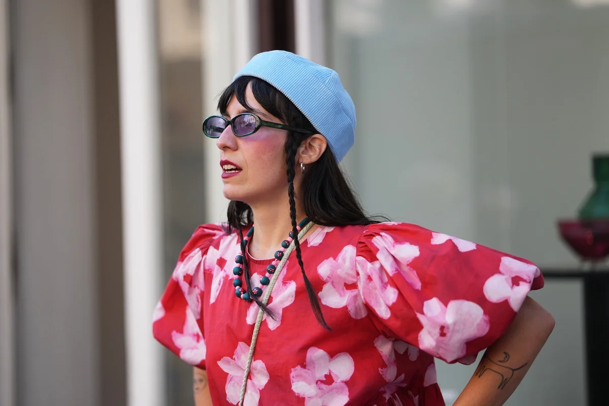 Styling com acessórios e penteados divertidos foram destaque do lado de fora do desfile da marca Freya Dalsjo Styling com acessórios e penteados divertidos foram destaque do lado de fora do desfile da marca Freya Dalsjo