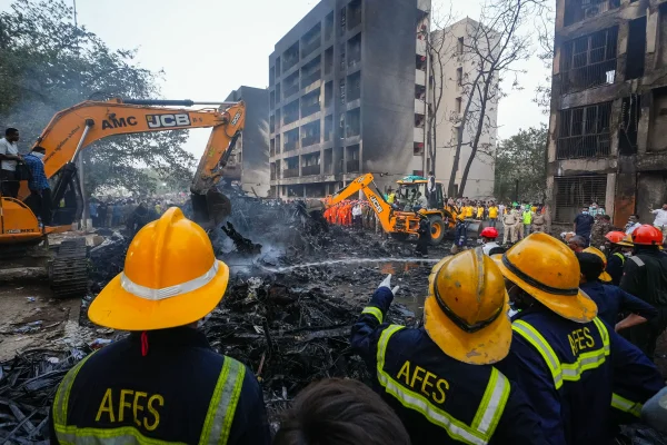 Queda de aviao deixa ao menos 294 mortos na India - METROPOLES
