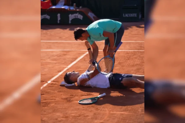 Jakub Menšik desaba em quadra após vitória em Roland Garros
